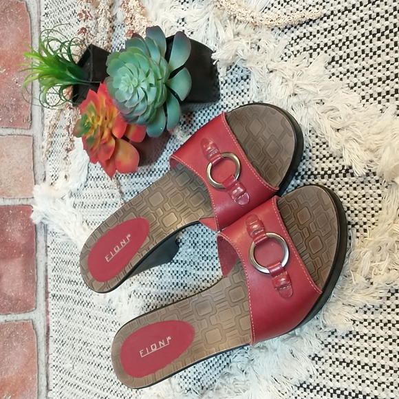 Fioni Red Leather Slide Heeled Sandals With Gold Color Metal Loop On Vamp - Picture 2 of 9